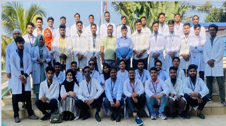 পুঁথিগত বিদ্যার বাস্তবিক প্রয়োগে গবির ভেটেরিনারি অনুষদের শিক্ষার্থীরা পুঁথিগত বিদ্যার বাস্তবিক প্রয়োগে গবির ভেটেরিনারি অনুষদের শিক্ষার্থীরা