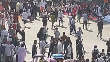 শাহবাগে ট্রেইনি চিকিৎসকদের অবরোধ