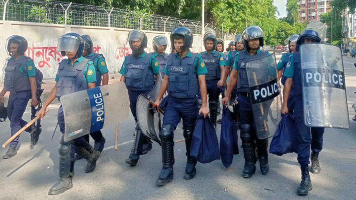 ছাত্রলীগের নিয়ন্ত্রণে ঢাবি, সংঘর্ষ শেষে ক্যাম্পাসে পুলিশ ছাত্রলীগের নিয়ন্ত্রণে ঢাবি, সংঘর্ষ শেষে ক্যাম্পাসে পুলিশ