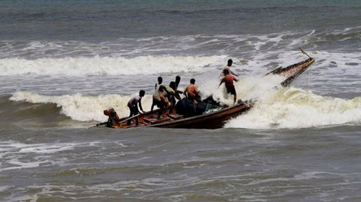 টেকনাফে ট্রলারডুবি, ২ মরদেহ উদ্ধার