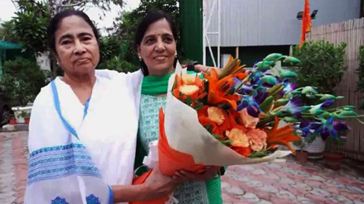 কেজরিওয়ালের পরিবারের পাশে মমতা