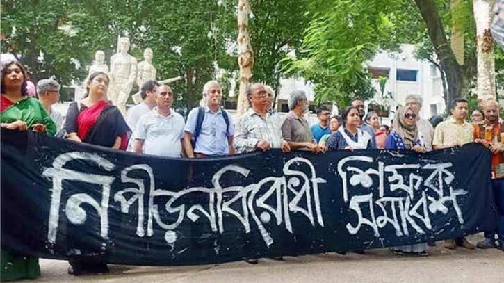 শিক্ষার্থীদের মুক্তি ও ক্যাম্পাস খুলে দেওয়ার দাবি শিক্ষকদের
