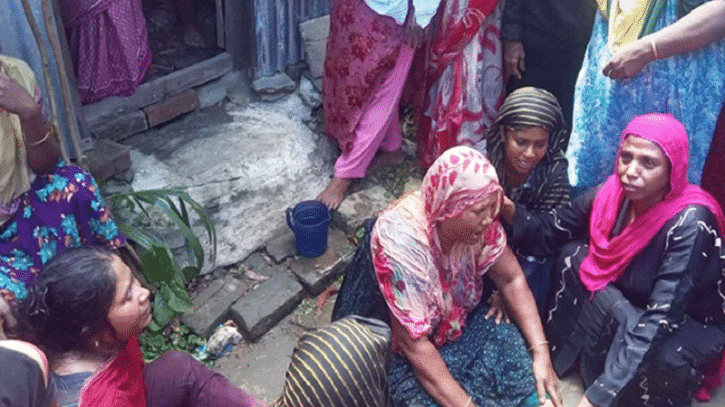একই পরিবারের ৪ জনের ঝুলন্ত মরদেহ উদ্ধার একই পরিবারের ৪ জনের ঝুলন্ত মরদেহ উদ্ধার