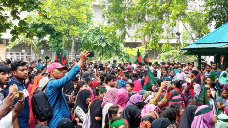 গণপদযাত্রায় অংশ নিতে ঢাবিতে জড়ো হচ্ছেন শিক্ষার্থীরা গণপদযাত্রায় অংশ নিতে ঢাবিতে জড়ো হচ্ছেন শিক্ষার্থীরা