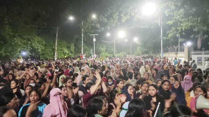 হঠাৎ মধ্যরাতে উত্তাল ঢাবি, কী ঘটছে সেখানে? হঠাৎ মধ্যরাতে উত্তাল ঢাবি, কী ঘটছে সেখানে?