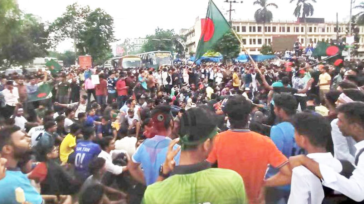 কোটাবিরোধীদের গণপদযাত্রায় পুলিশের বাধা কোটাবিরোধীদের গণপদযাত্রায় পুলিশের বাধা