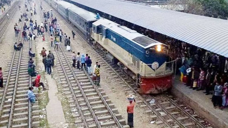 ৬ ঘণ্টা পর ঢাকা থেকে সারাদেশে ট্রেন চলাচল শুরু ৬ ঘণ্টা পর ঢাকা থেকে সারাদেশে ট্রেন চলাচল শুরু