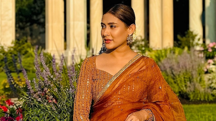 শাড়িতে মুগ্ধতা ছড়ালেন মেহজাবীন শাড়িতে মুগ্ধতা ছড়ালেন মেহজাবীন