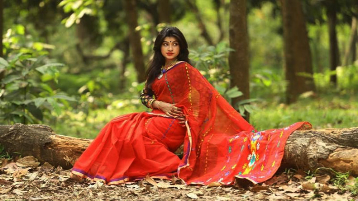 কেন শাড়ী পড়লে নারীদের অনেক সুন্দর দেখায় কেন শাড়ী পড়লে নারীদের অনেক সুন্দর দেখায়