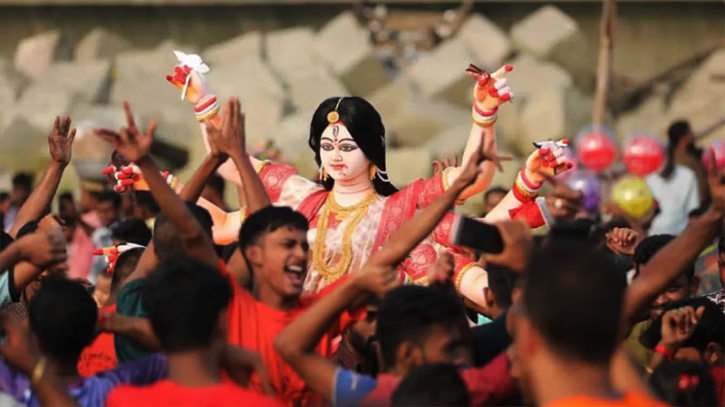 প্রতিমা বিসর্জনের মধ্য দিয়ে শেষ হচ্ছে দুর্গোৎসব প্রতিমা বিসর্জনের মধ্য দিয়ে শেষ হচ্ছে দুর্গোৎসব