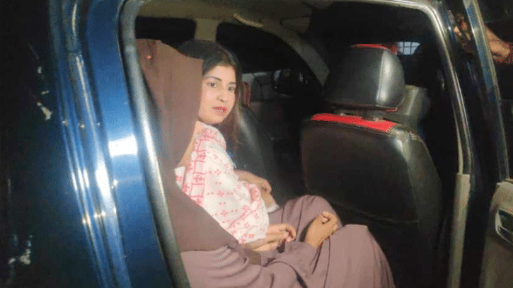 আলোচিত ‘ক্রিম আপা’ গ্রেপ্তার আলোচিত ‘ক্রিম আপা’ গ্রেপ্তার