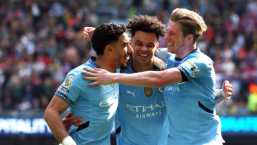 De Bruyne shines as City roar back to crush Palace 5-2