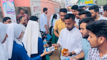 লক্ষ্মীপুরে পরীক্ষার্থীদের পানি-স্যালাইন বিতরণ করলো ছাত্রদল