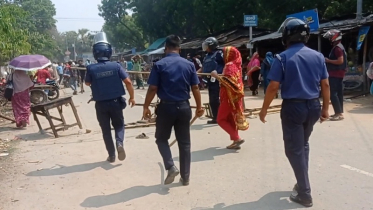 ঠাকুরগাঁওয়ে যুবলীগ সমর্থকদের থানা ঘেরাও, পুলিশের লাঠিচার্জ