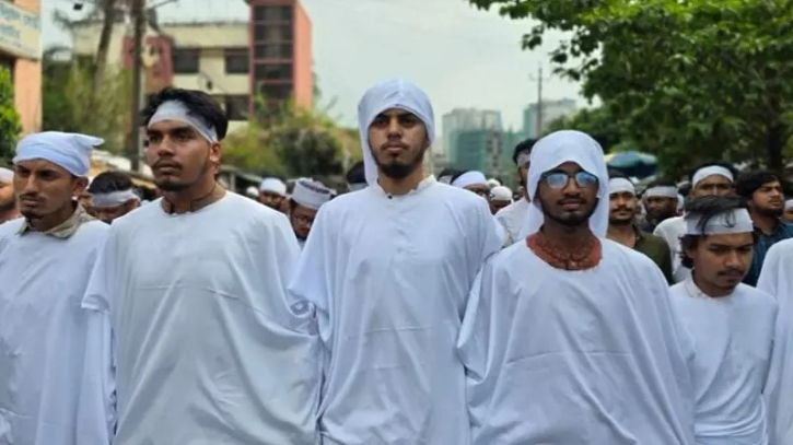 কাফনের কাপড় বেঁধে গণমিছিলে কারিগরি শিক্ষার্থীরা কাফনের কাপড় বেঁধে গণমিছিলে কারিগরি শিক্ষার্থীরা