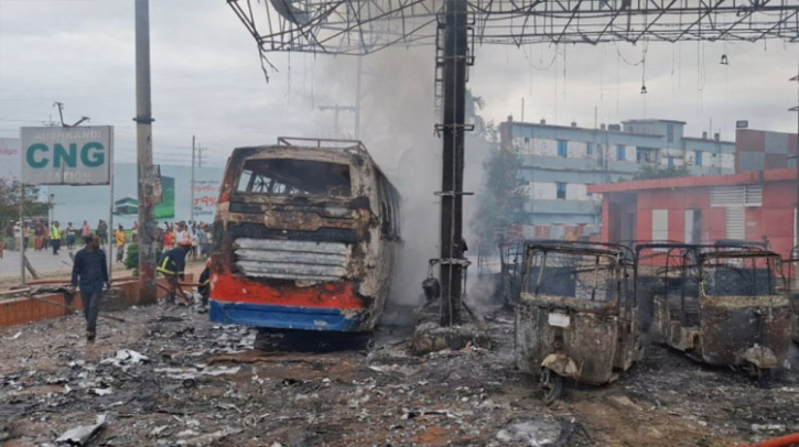 সিএনজি স্টেশনে ভয়াবহ অগ্নিকাণ্ড, এক বাসসহ ১১ যানবাহন পুড়ে ছাই