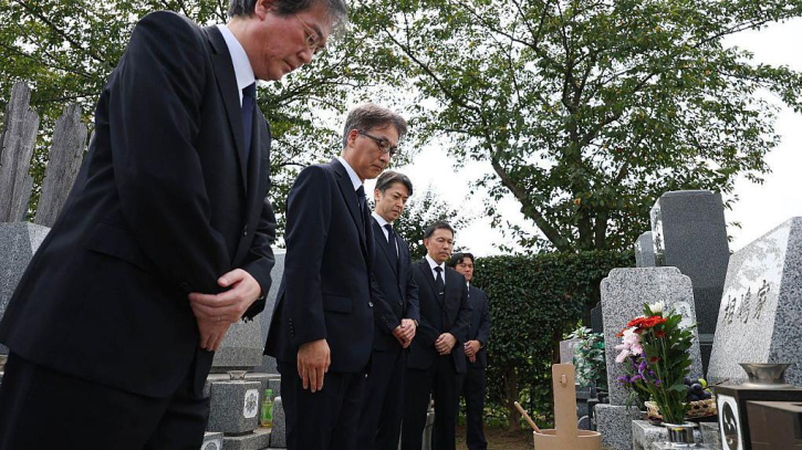Japanese Police and Prosecutors Bow in Apology at Grave of Wrongfully Accused Businessman Japanese Police and Prosecutors Bow in Apology at Grave of Wrongfully Accused Businessman