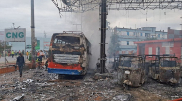 সিএনজি স্টেশনে ভয়াবহ অগ্নিকাণ্ড, এক বাসসহ ১১ যানবাহন পুড়ে ছাই