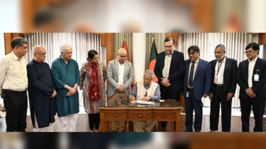 স্মারক ডাকটিকিট অবমুক্ত প্রধান উপদেষ্টার