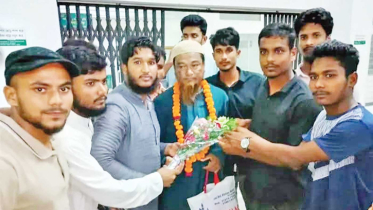 নকল সরবরাহ করা সেই শিক্ষককে ফুল দিয়ে বরণ