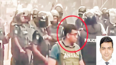 সাভারে মিষ্টি বিতরণ হচ্ছে রাহুল চন্দকে ওএসডি করায়