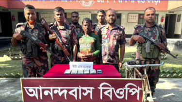 লুঙ্গি পরিহিত জাহাঙ্গীর শেখের ঘাসের বস্তায় ৫১ হাজার মার্কিন ডলার
