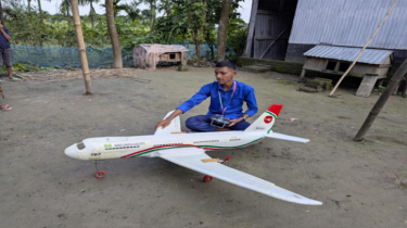 নবম শ্রেণির ছাত্র রাহুল শেখ বানিয়ে ফেলেছে বাংলাদেশ বিমান ৭৮৭