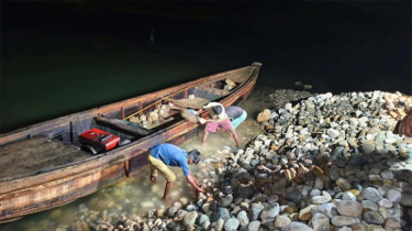 হাইকোর্টের নির্দেশ: লুট হওয়া সাদা পাথর পূর্বস্থানেই ফেরত দিতে হবে