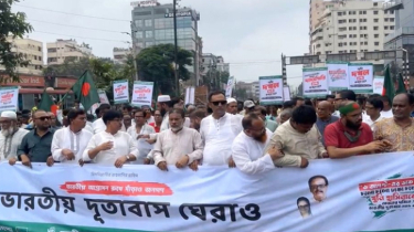 শেখ হাসিনাকে ফেরত দেওয়ার দাবিতে বাড্ডায় সড়ক অবরোধ
