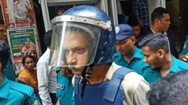 চাঁদাবাজির মামলায় সাংবাদিক মোজাম্মেল বাবু গ্রেপ্তার