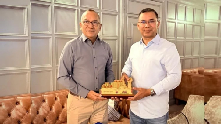 বিএনপির ভারপ্রাপ্ত চেয়ারম্যান তারেক রহমানকে যুবদলের সম্মাননা ক্রেস্ট প্রদান