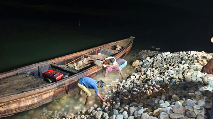 এক রাতের অভিযানে সাদাপাথর উদ্ধার ১২ হাজার ঘনফুট