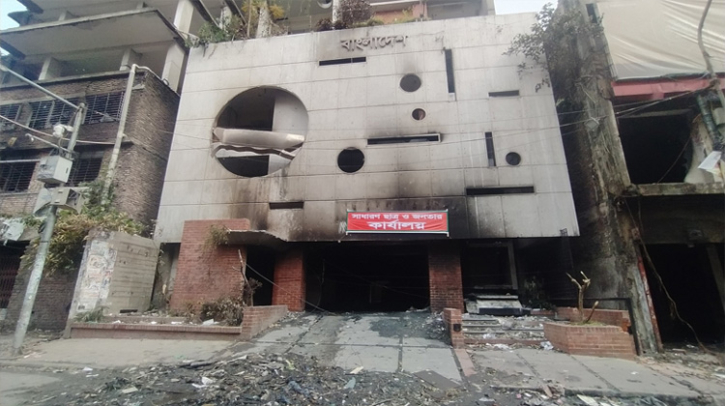 আ. লীগের কেন্দ্রীয় কার্যালয় ঘিরে কড়া নিরাপত্তায় পুলিশ, সব কার্যক্রম স্থগিত