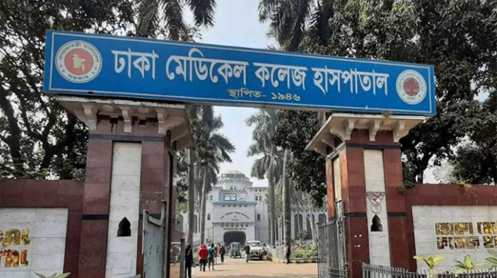 নিয়ন্ত্রণ হারানো কংক্রিট মিক্সার ট্রাক শোরুমে ঢুকে অতঃপর