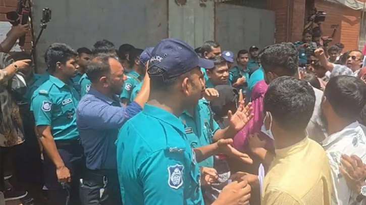 জুলাই শহীদ পরিবারসহ আহতরা সচিবালয়ে বিক্ষোভ: আসিফ নজরুলের পদত্যাগ দাবি