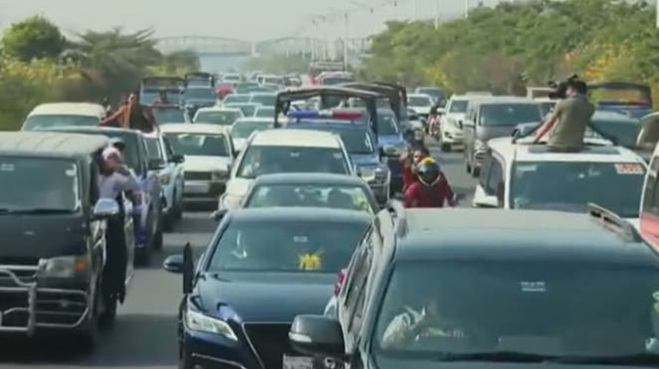 এভারকেয়ার হাসপাতালের উদ্দেশ্যে জোবাইদা রহমানের গাড়িবহর