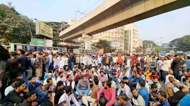শাহবাগ মোড়ে অবরোধ, যান চলাচল থমকে গেছে