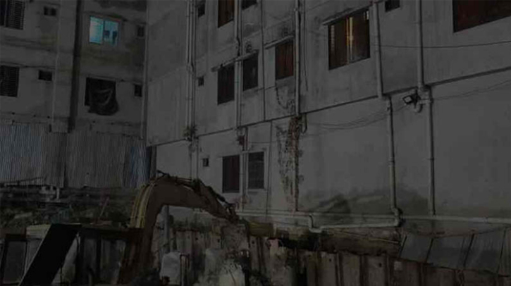 ময়মনসিংহে পাঁচতলা ভবন হেলে পড়েছে, আতঙ্কে বাসিন্দারা