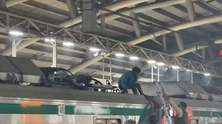 মেট্রোরেলের ছাদে ওঠা কিশোর শনাক্ত