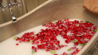 কী হয় দুধ দিয়ে গোসল করলে ? কী হয় দুধ দিয়ে গোসল করলে ?