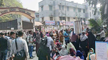 ইডেন কলেজ শিক্ষার্থীদের সড়ক অবরোধে যান চলাচল বন্ধ