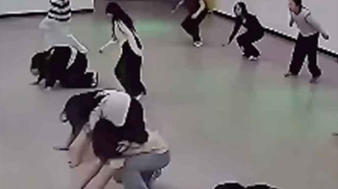 মেঝেতে অজ্ঞান শিক্ষিকা, ভেবে নিলেন নাচের ভঙ্গি নকল করলেন ছাত্রীরাও মেঝেতে অজ্ঞান শিক্ষিকা, ভেবে নিলেন নাচের ভঙ্গি নকল করলেন ছাত্রীরাও