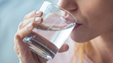 সকালে পানি পান করলে কী হয় ?