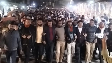 কারওয়ান বাজারে আওয়ামী সিন্ডিকেটের বিরুদ্ধে ব্যবসায়ীদের বিক্ষোভ মিছিল