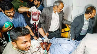 গুলিবিদ্ধ ওসমান হাদিকে এভারকেয়ার হাসপাতালে নেওয়া হচ্ছে গুলিবিদ্ধ ওসমান হাদিকে এভারকেয়ার হাসপাতালে নেওয়া হচ্ছে