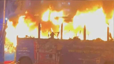 ঢাকায় চলন্ত বাসে আগুন ঢাকায় চলন্ত বাসে আগুন