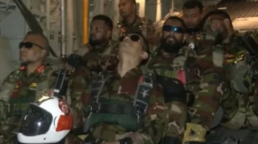 হাদির ছবি সম্বলিত হেলমেট মাথায় প্যারাট্রুপিংয়ে :আশিক চৌধুরী হাদির ছবি সম্বলিত হেলমেট মাথায় প্যারাট্রুপিংয়ে :আশিক চৌধুরী