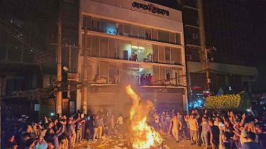 প্রথম আলো ও ডেইলি স্টার কার্যালয়ে হামলা-ভাঙচুর ও অগ্নিসংযোগ প্রথম আলো ও ডেইলি স্টার কার্যালয়ে হামলা-ভাঙচুর ও অগ্নিসংযোগ