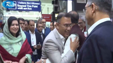 বিমানবন্দরে স্বাগত জানালেন সিনিয়র নেতারা