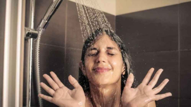 শীতে ঠান্ডা পানির গোসলে যাদের সতর্ক থাকা উচিত